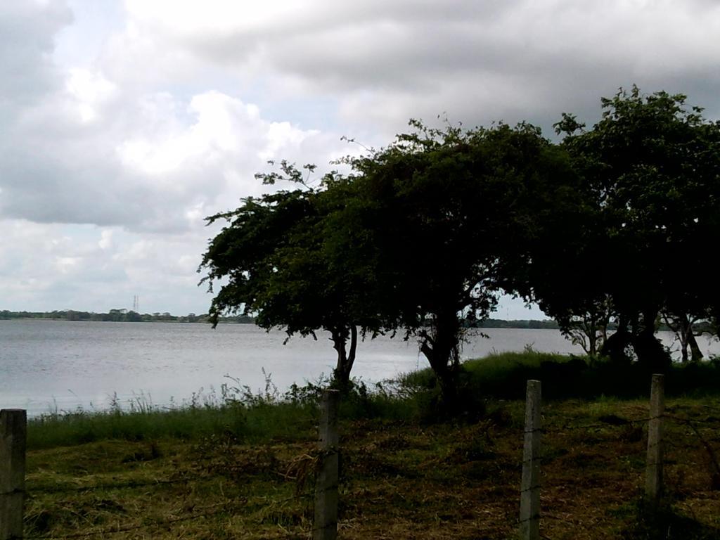 Lake Side Hotel Anuradhapura Ngoại thất bức ảnh